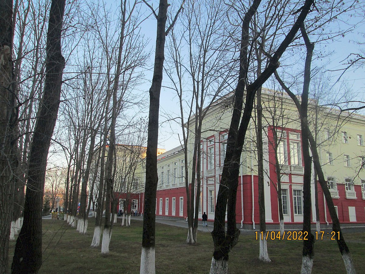 Дворец культуры угольщиков на центральной площади Артёма