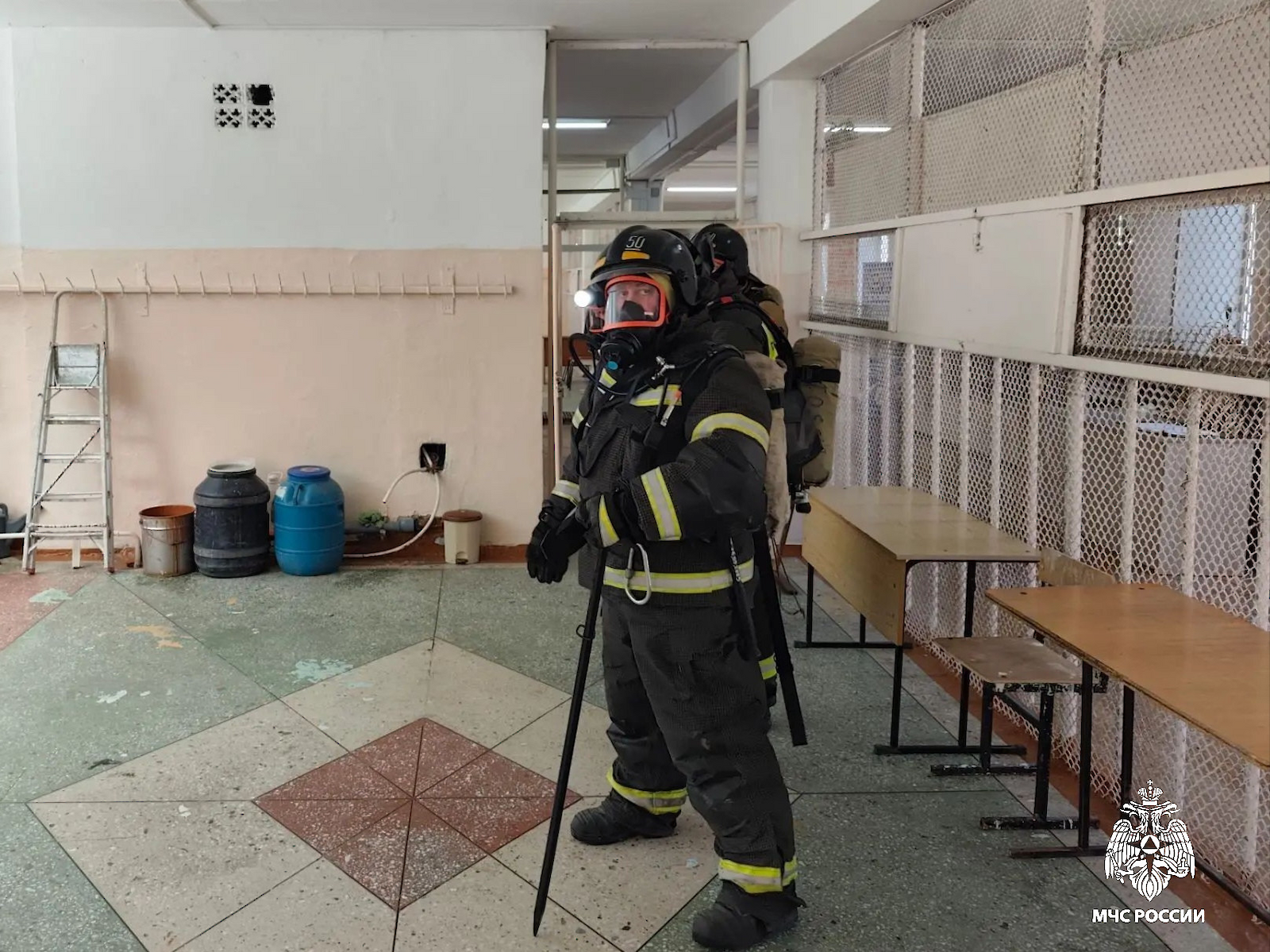 В поселке Заводском Артемовского городского округа огнеборцы МЧС России провели пожарно-тактические занятия в гимназии №2