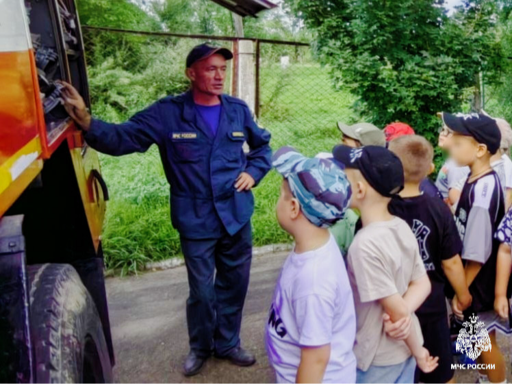 Урок безопасности: будущие первоклассники города Арсеньева примерили боевую одежду огнеборцев МЧС России