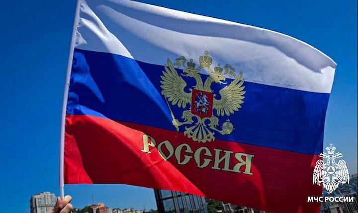 Государственный флаг - символ ценностей сотрудников МЧС России