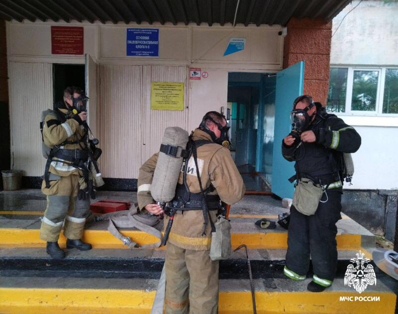 В Арсеньеве огнеборцы МЧС России провели пожарно-тактические занятия в школе
