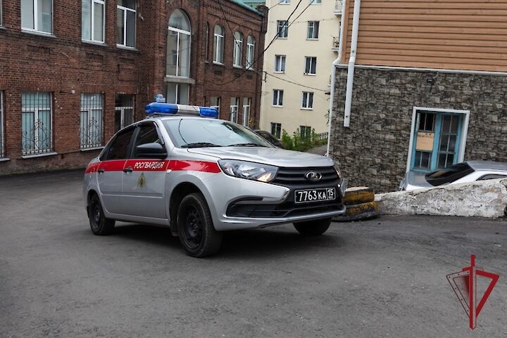 Во Владивостоке росгвардейцы задержали подозреваемого в незаконном обороте наркотиков