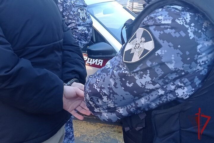 В Приморье сотрудники Росгвардии пресекли противоправные действия постояльца гостиницы