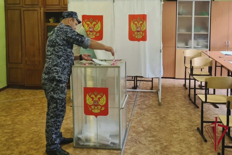 В Приморье росгвардейцы принимают участие в голосовании