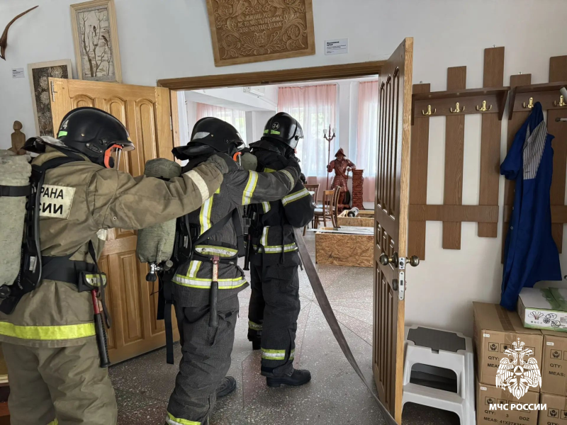 В Артеме огнеборцы МЧС России провели тренировку по тушению пожара в историко-краеведческом музее