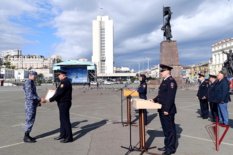 Во Владивостоке росгвардейцы приняли участие в общегородском гарнизонном разводе