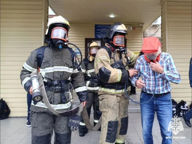Огнеборцы МЧС России провели пожарно-тактические занятия в школе Артёма