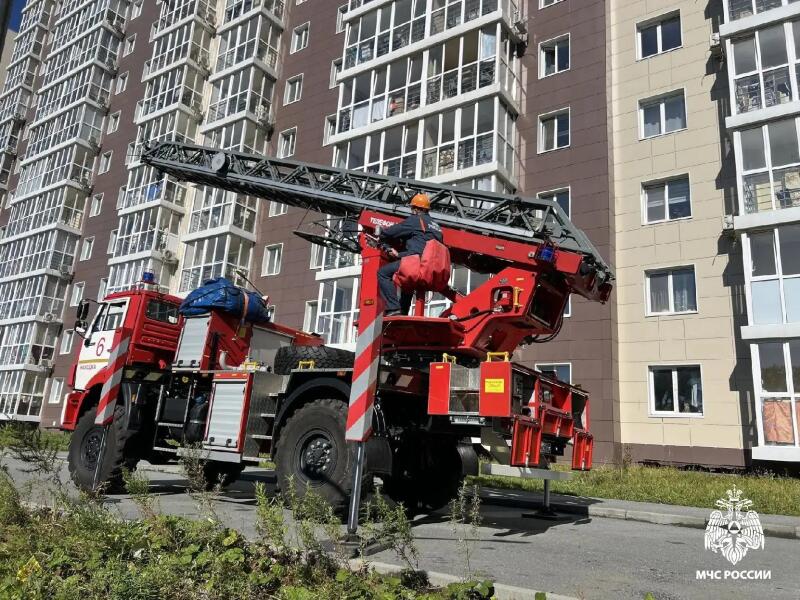 Огнеборцы МЧС России отработали спасение людей из многоэтажного дома в Находке