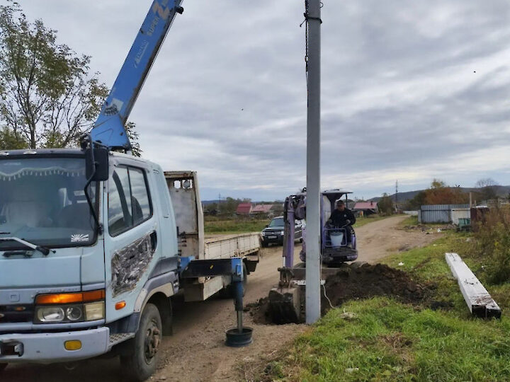 В Барабаше устанавливают новые опоры освещения на улицах Лазо и Спортивной. Работы идут в рамках планового обслуживания уличного освещения.