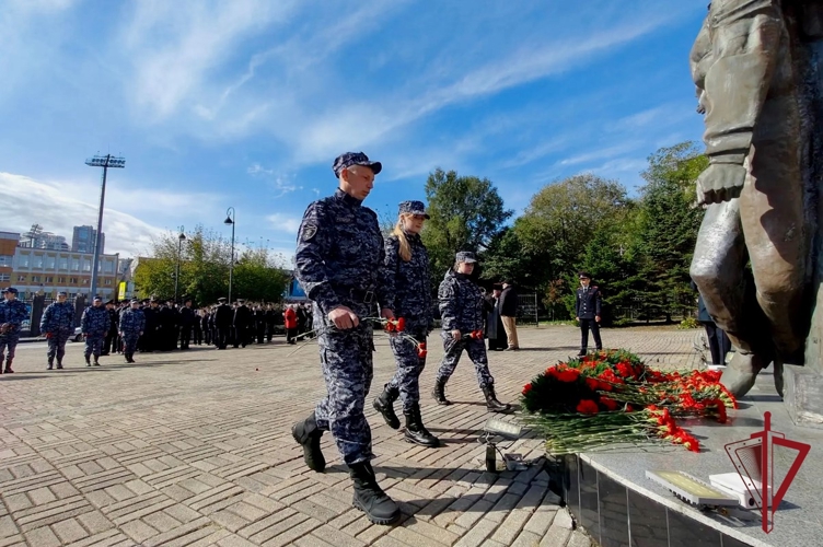 Во Владивостоке сотрудники Росгвардии приняли участие в акции «Долг памяти»